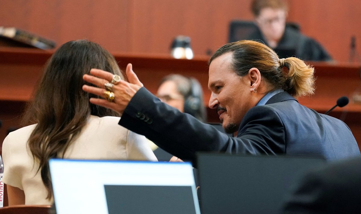 Agarad sotsiaalmeedia elanikud kipuvad muu hulgas Johnny Deppi (paremal) tema advokaadi Camille Vasqueziga (vasakul) paari panema.
