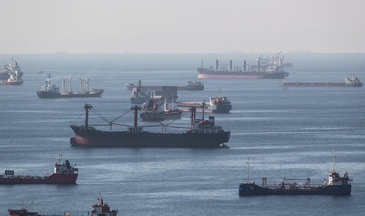 IKKA JÄRJEKORRAS: Laevad Ukraina viljaga ootavad Bosporuse väinas läbisõiduluba
