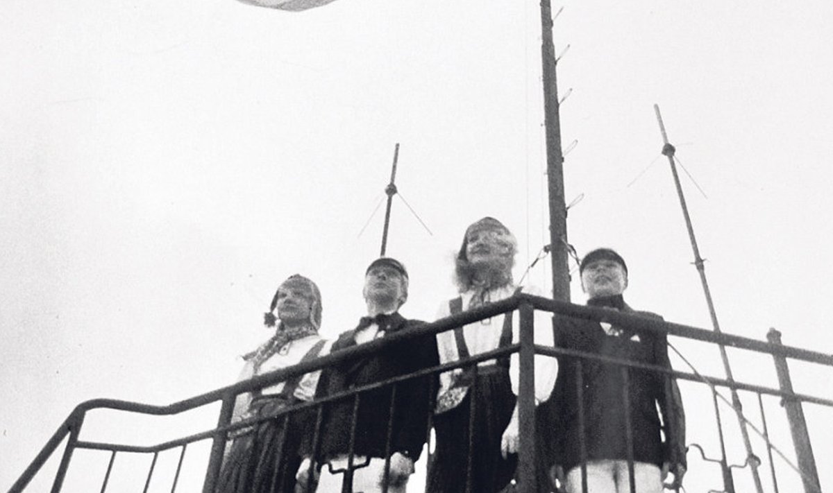 24. veebruaril 1989 heiskasid sinimustvalge lipu Pika Hermanni torni Ellerheina tütarlastekoori ja RAMi poistekoori lauljad  Helen Lepalaan, Madis Laansalu, Sille Priks ja Rauno Tagel. 