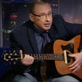 ВИДЕО | Аркадий Попов в прямом эфире ETV сыграл на гитаре и сочинил стих