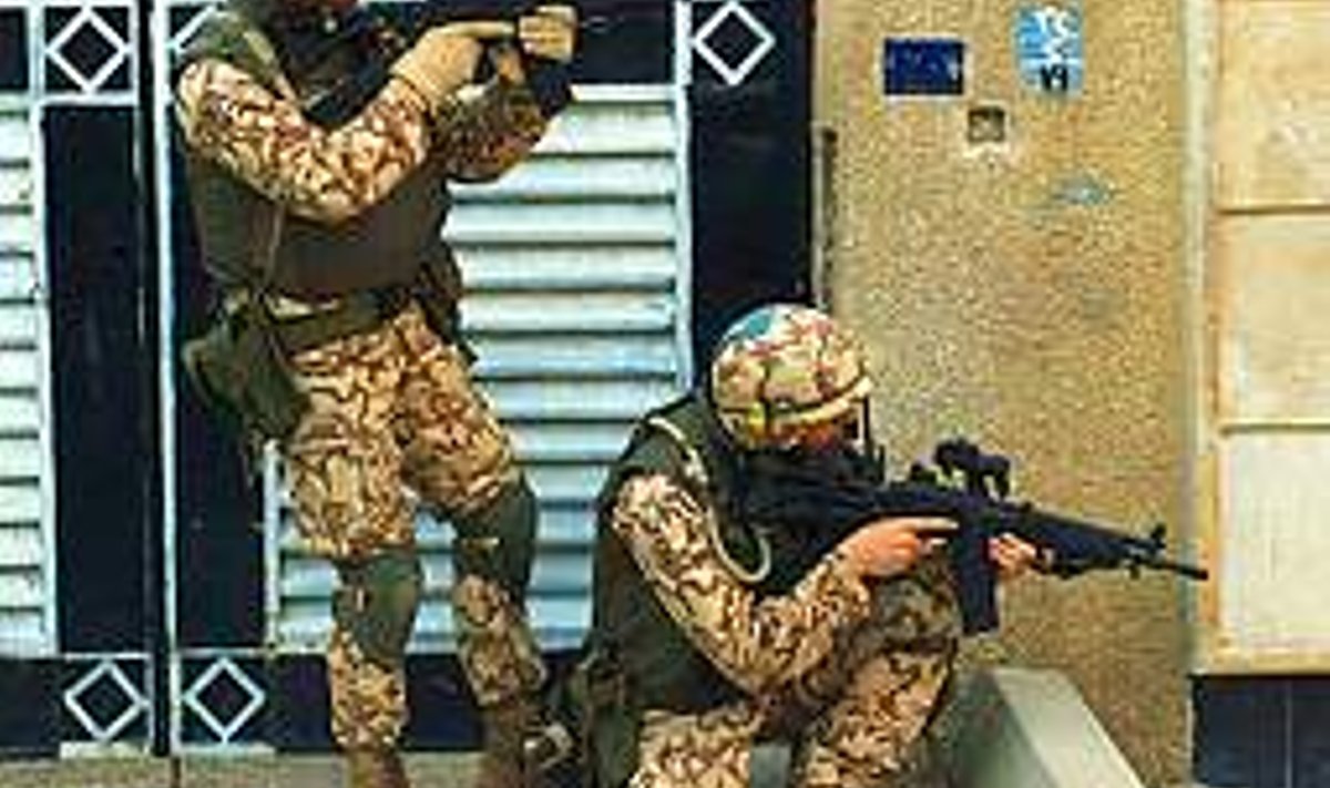 KÄED ÜLES! Eestlased Sigmar Zelinski ja Eiko Õim patrullimas Bagdadis. Õnneks ei läinud nende kogemust vaja Tallinnas. David Foley / photo courtesy of u.s. army