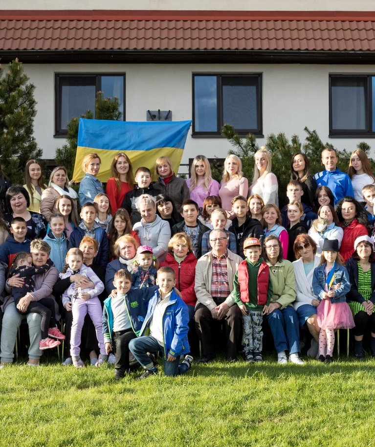Otepääl Karupesa hotellis elavate Ukraina sõjapõgenike ühispilt.