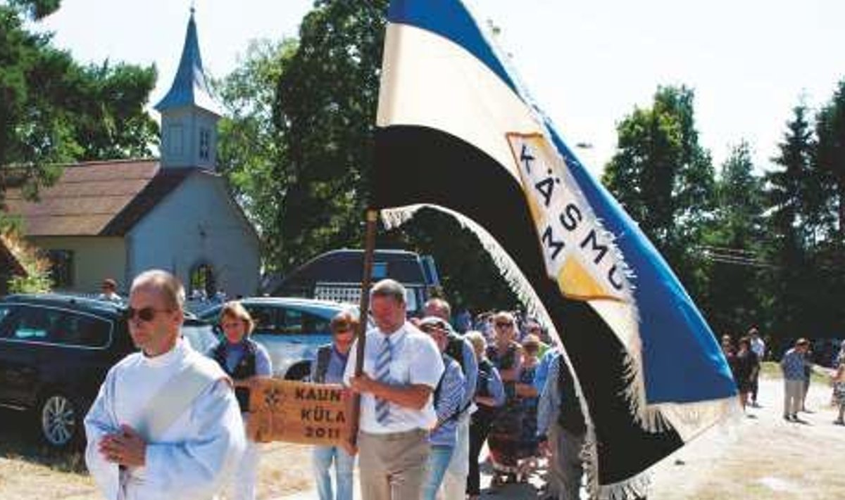 Hetk eelmise aasta juulis toimunud Käsmu päevadelt: rongkäigu juhtimas õpetaja Urmas karileet, lipuga külavanem Robert Aasa. Foto: Avo Seidelberg