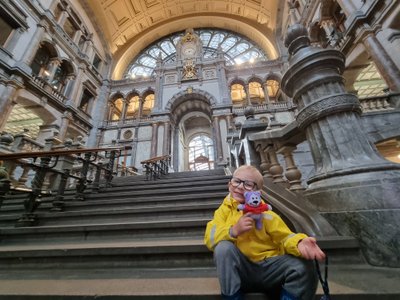 Tormi Antwerpeni raudteejaamas, hoidmas käes sõber Karu, kes tuli seiklusele kaasa Saku Terakese lasteaiast.