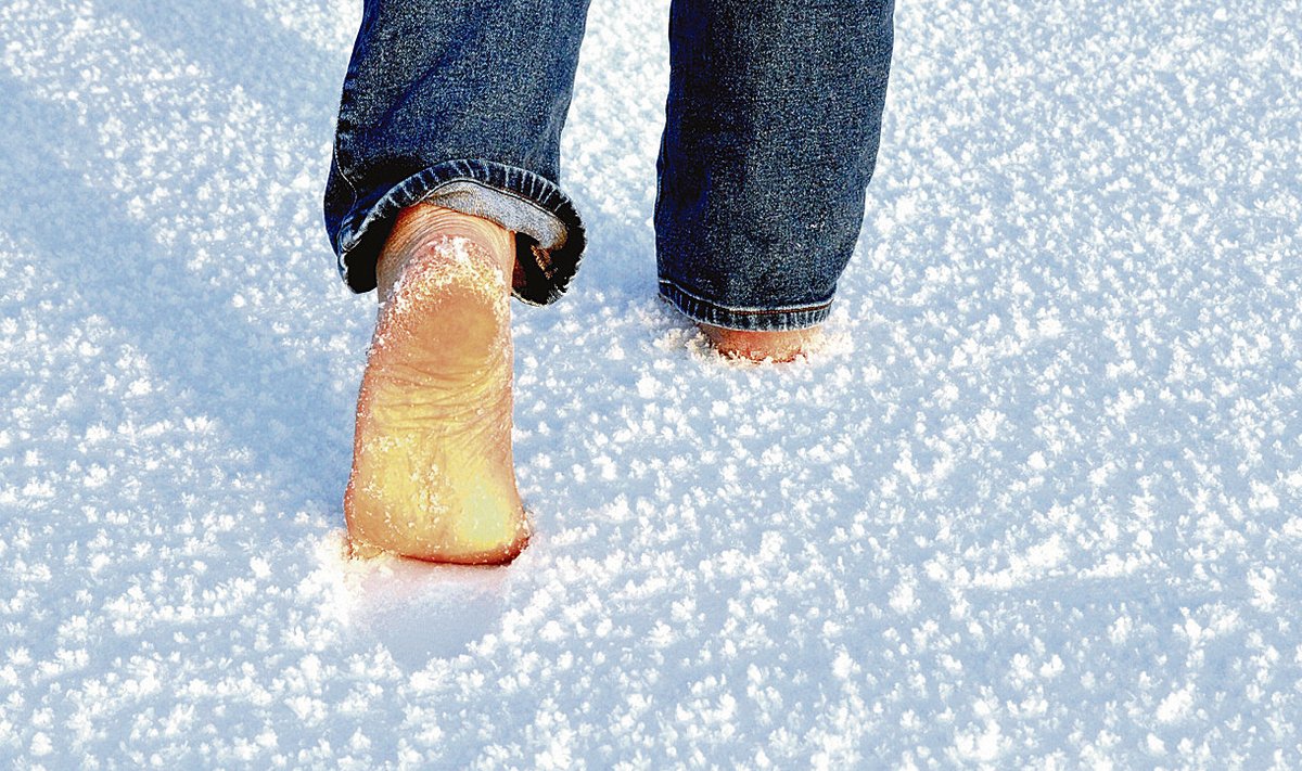 Jalgade karastamine lumel parandab verevarustust,  tugevdab veene, stabiliseerib närvisüsteemi ja ennetab haigusi. 