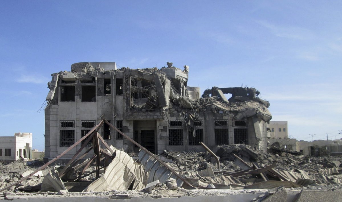 Saudide juhitud koalitsiooni õhurünnaku jäljed Jeemenis