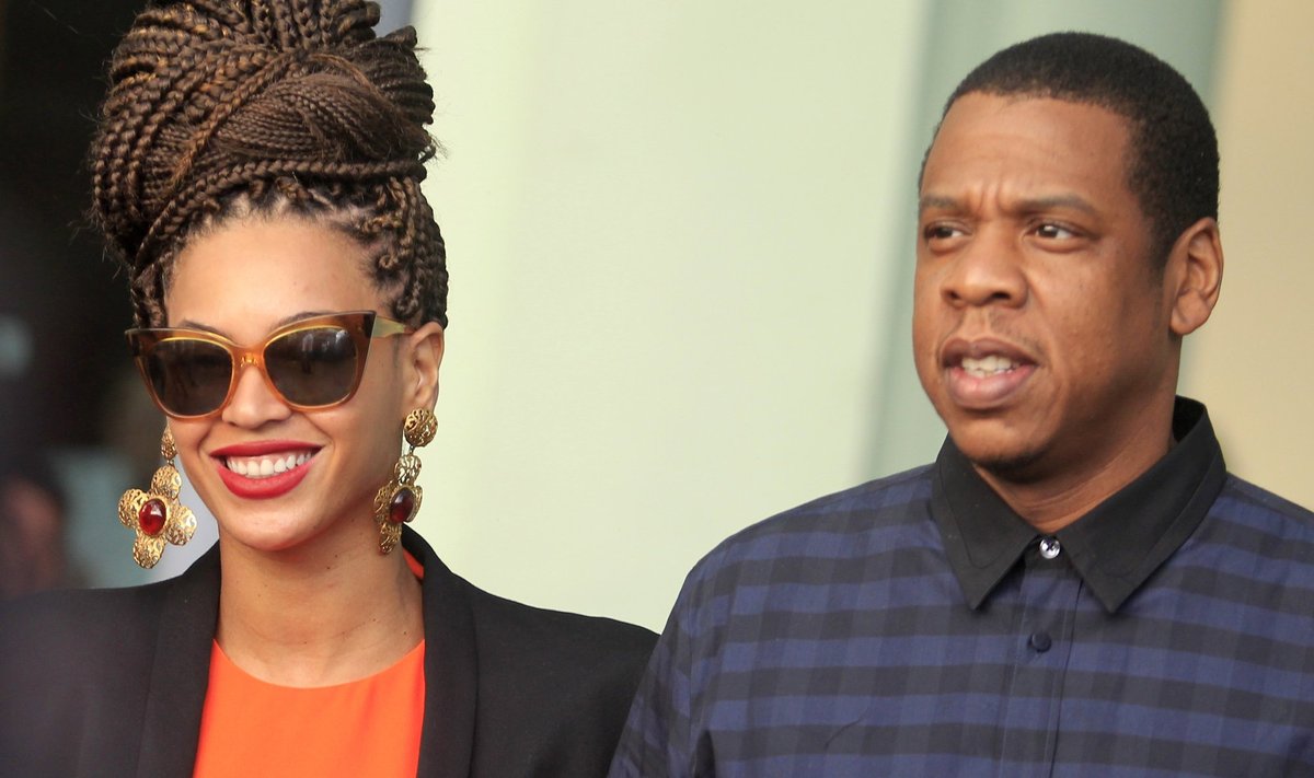 U.S. singer Beyonce (L) and her husband rapper Jay-Z walk as they leave their hotel in Havana April 4, 2013. REUTERS/Enrique De La Osa (CUBA - Tags: ENTERTAINMENT)
