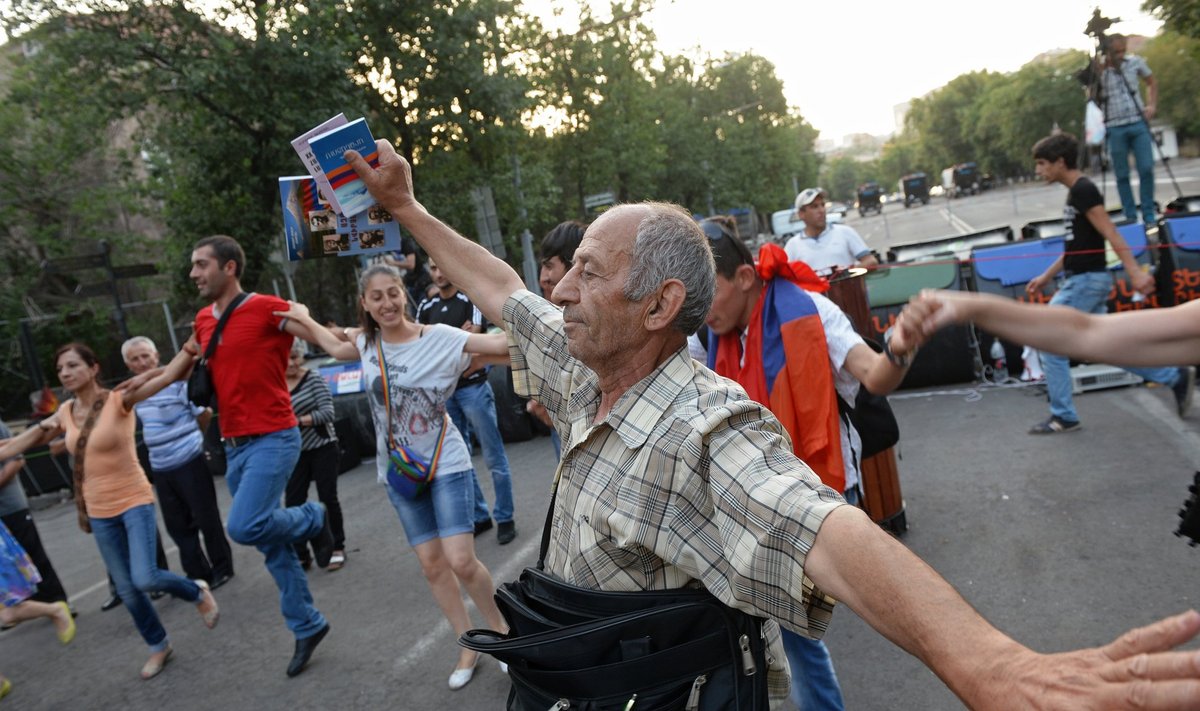 Jerevani peatänava blokeerinud inimesed avaldavad elektri hinnatõusu vastu meelt ka tantsides ja lauldes