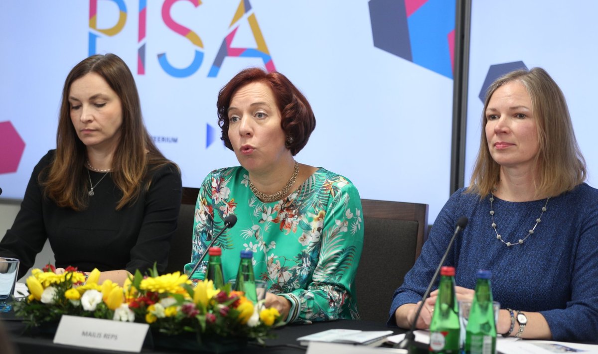 Vasakult paremale: Kristi Vinter-Nemvalts, Mailis Reps ja Gunda Tire PISA 2018 tulemuste avalikustamisel.