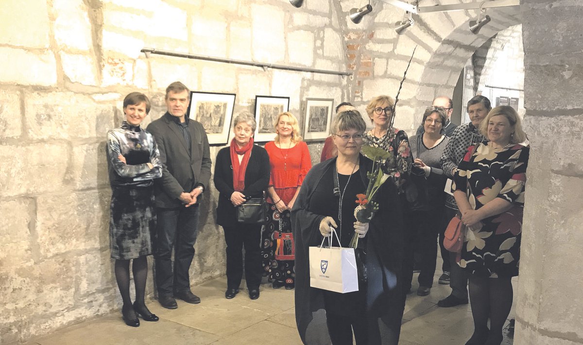 Kuressaares näituse avamisel osalenud Juhani Komulaineni abikaasa Leena Saarisalo sai kuulda tunnustussõnu nii muuseumirahvalt kui ka Saaremaa valla juhtidelt.