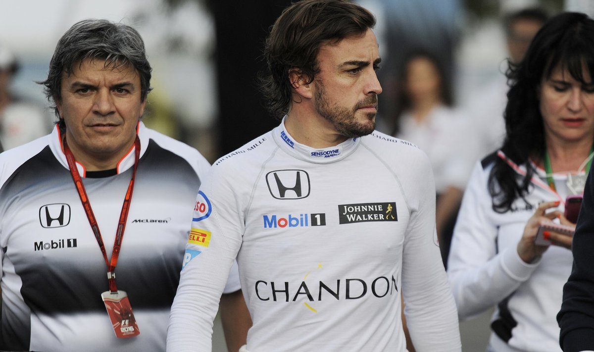 Fernando Alonso pärast avariid