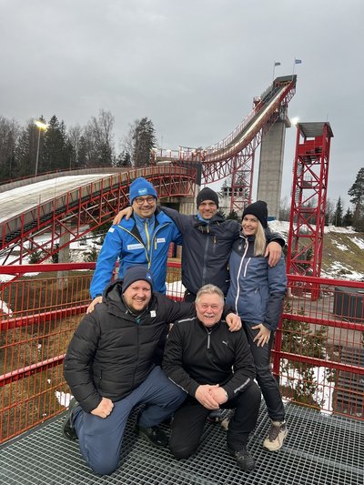 Stiilikohtunikud Vahur Tasane ja Kristi Loit Põhjamaade noorte meistrivõistlustel Tehvandil koos Soome, Norra ja Rootsi kohtunikega.