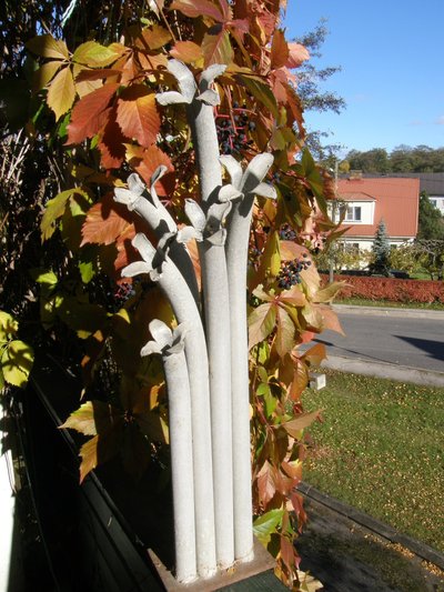 Alumiiniumtorudest skulptuur sobib aeda, rõdule või terrassile.
