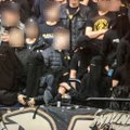 FOTO: Rootsi jalgpallifännid leidsid kavala mooduse, kuidas tribüünidel maskide kandmise keelust mööda hiilida
