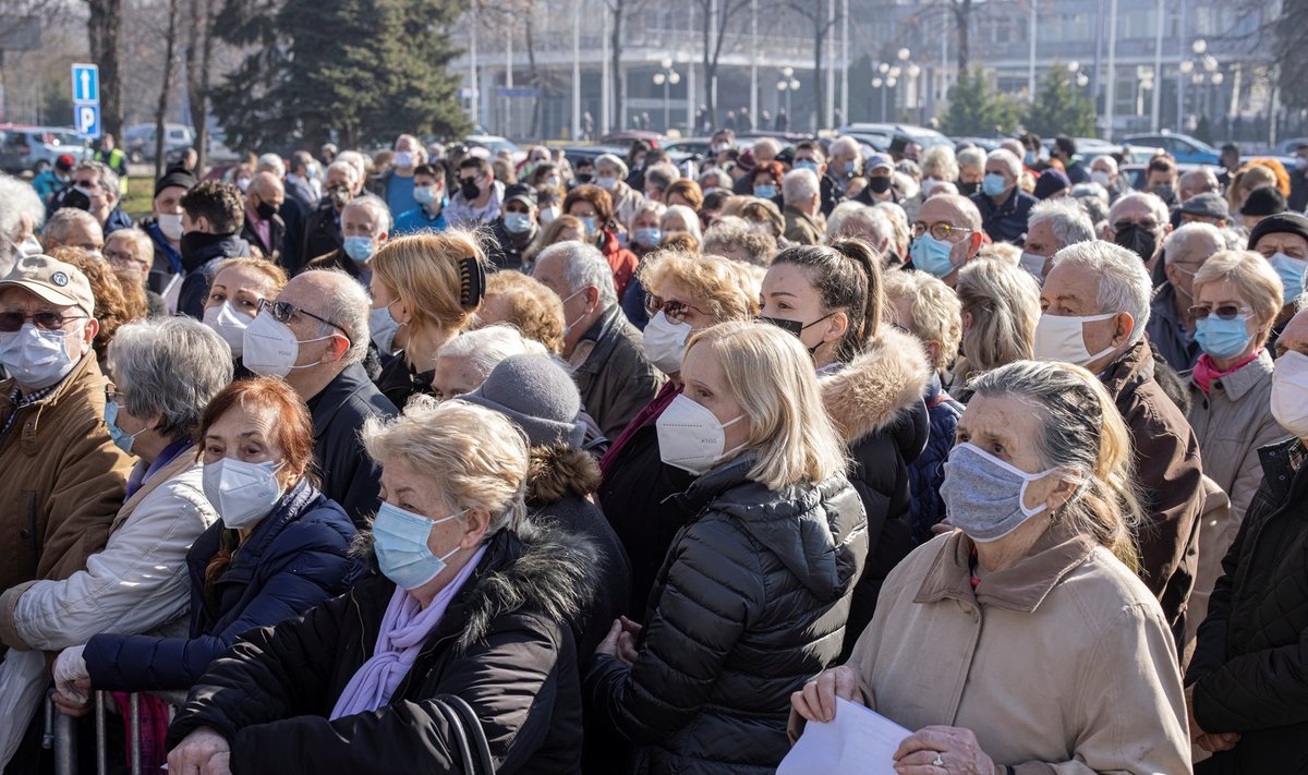 Kõigile jagub! Serbia pealinnas Belgradis kogunes üleeile rohkesti inimesi vaktsiinisüsti saama.