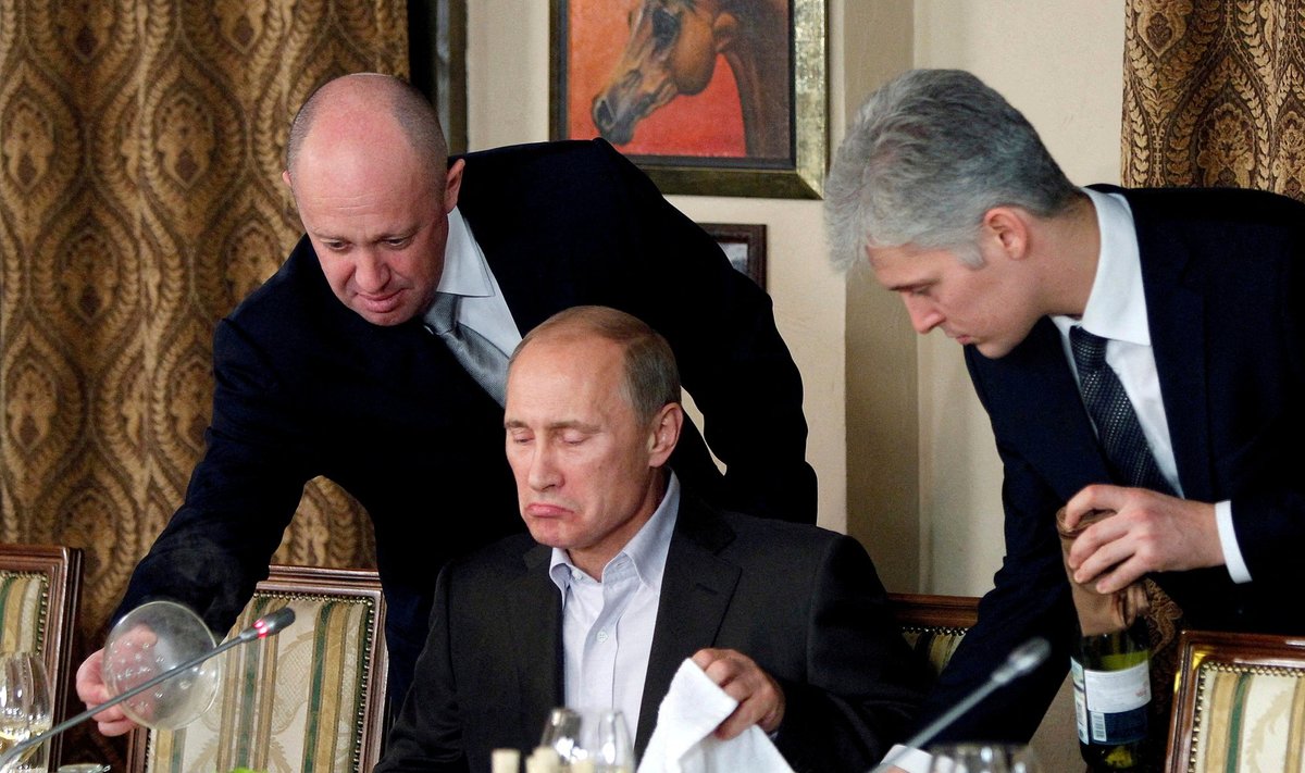 Jevgeni Prigožin (vasakul) abistab Venemaa peaministrit Vladimir Putinit õhtusöögil välismaa teadlaste ja ajakirjanikega restoranis Cheval Blanc. Foto tehtud 2011. aastal. 