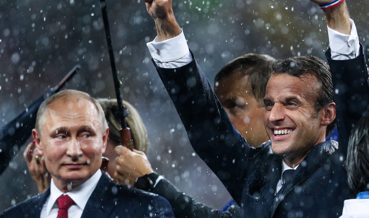 PEHME PÖÖRDEGA VENE POOLE: Venemaa ja Prantsusmaa riigipead Vladimir Putin ja Emmanuel Macron jalgpalli maailmameistrivõistluste finaali järgsel autasustamisel.