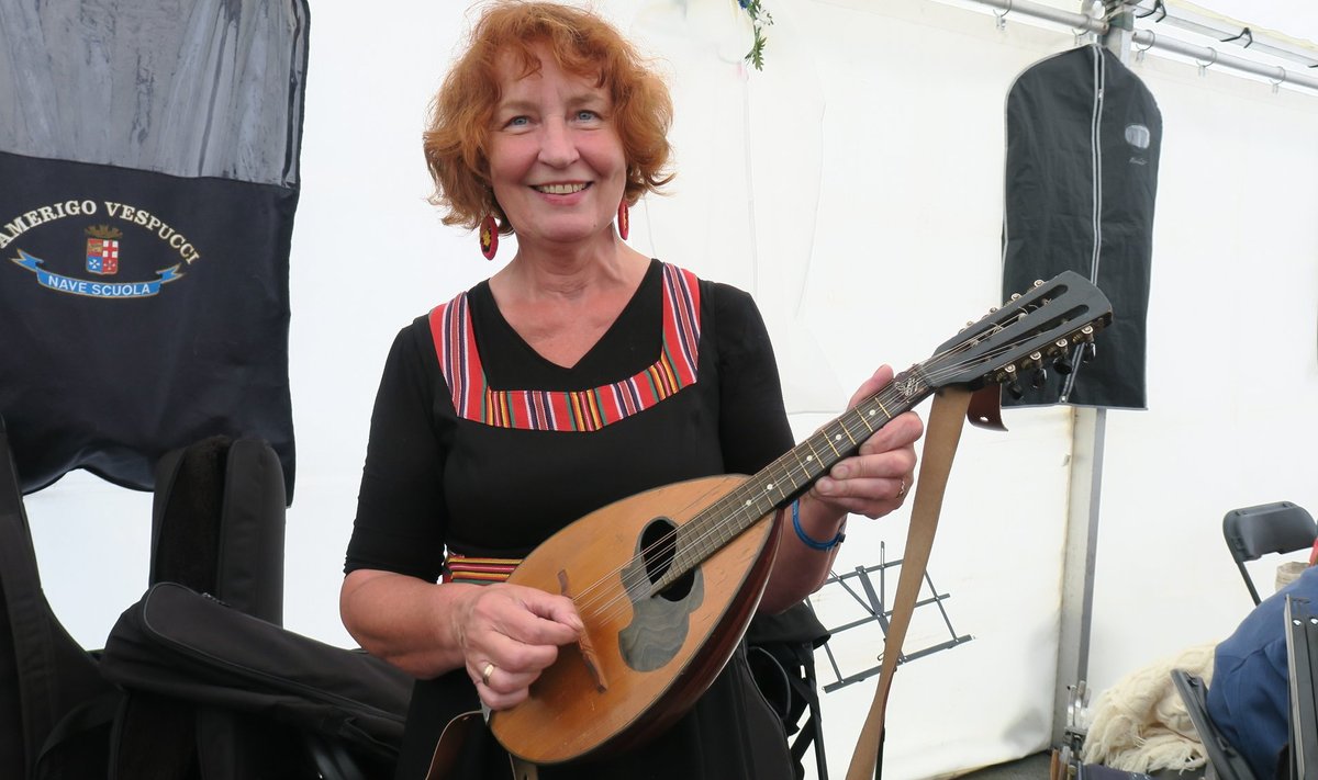 Talunike hea tuttav, asendusteenistuse alusepanija ja nõustaja Riina Kaldaru on kiindunud mandoliinimängu ja 50-pealine orkester "Saku mandoliinid" esines ka rahvamuusikapeol.