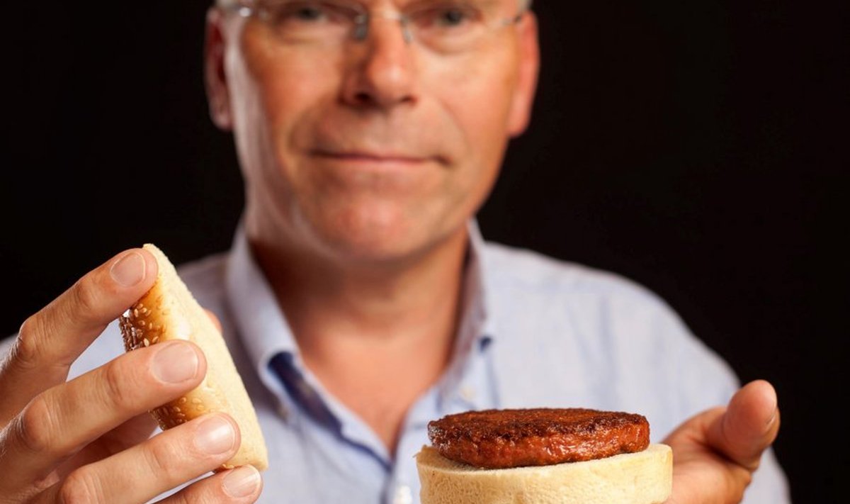 Teadlane dr Mark Post sünteetilisest lihast tehtud burgeriga