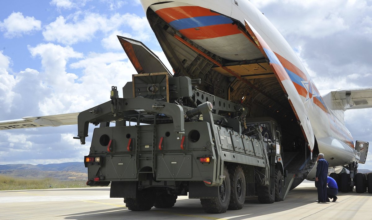 Eilseks oli Türgis maha laaditud seitse lennukitäit raketisüsteemi S-400 detaile. 120 Vene raketti jõuab kohale suve lõpuks.