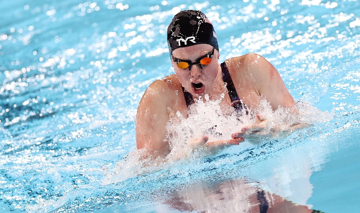 USA tippujuja Lilly King võitis Pariisis teatenaiskonnaga kuldmedali.