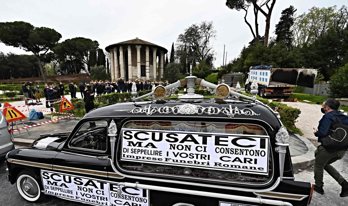 Matuseauto Roomas möödunud kuu keskel meeleavaldusel, peal kiri: "Vabandust, kuid nad ei luba meil teie lähedasi matta".