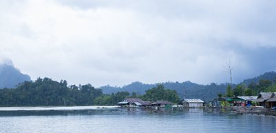 Cheow Lani järv on praeguseks Khao Soki rahvuspargi nii igiomane osa on, et selleta ei kujutaks parki ettegi. Kuid selle rajamisel hukkus mitukümmend kalaliiki seisvas vees. Loomade „ümberkolimisoperatsioon” oli samas üsnagi edukas ning tasapisi hakkas normaalne elu järvel taastuma. Ehkki Cheow Lani järve sünni kohta käivaid küsimusi üritavad kõik vältida. Lihtsalt nii piinlik on.