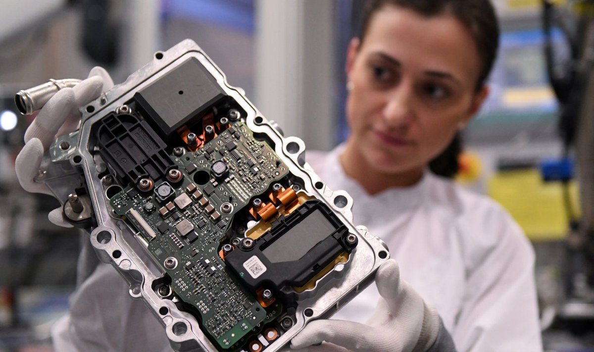 Saksa autovaruosade tootja Continental töötaja kontrollib elektroonikakomponenti. Foto on illustratiivne