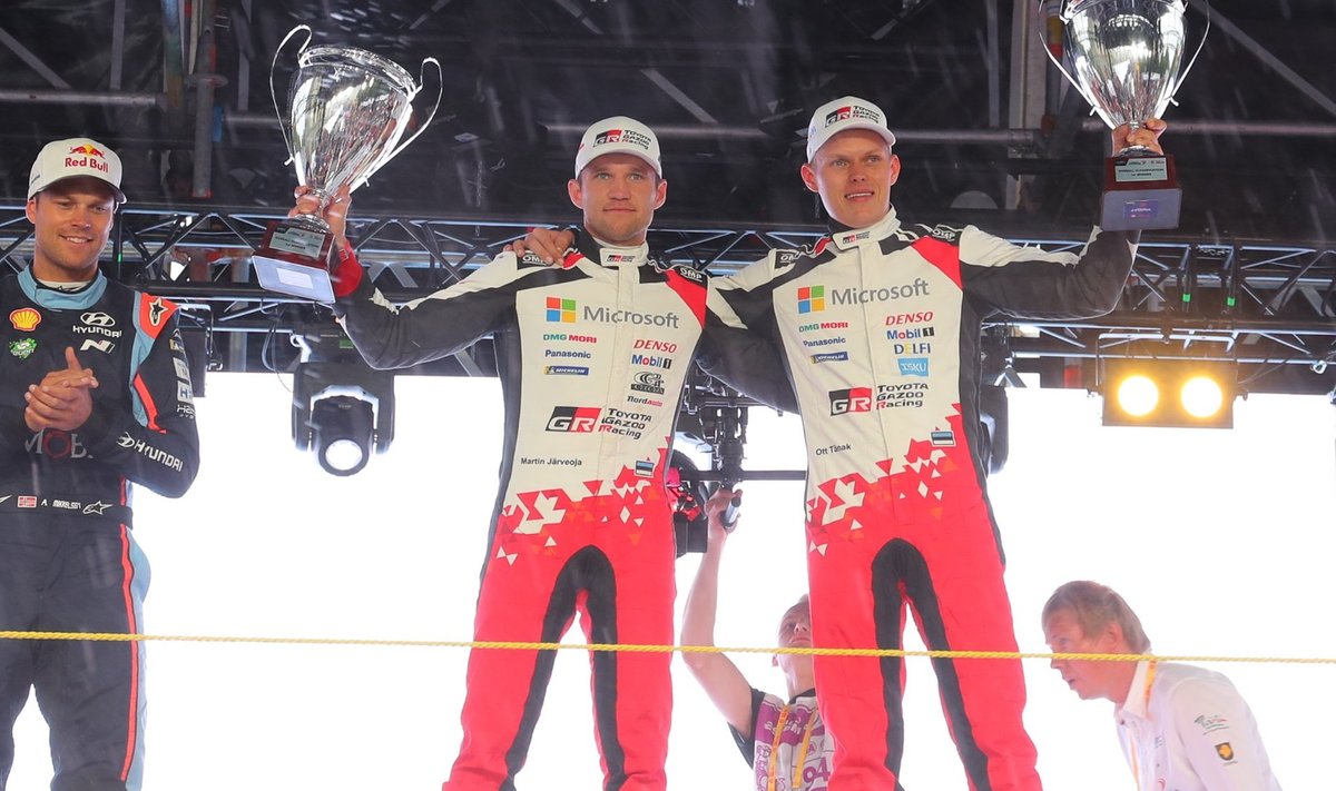 Ott Tänak ja Martin Järveoja tähistamas Rally Estonia võitu.