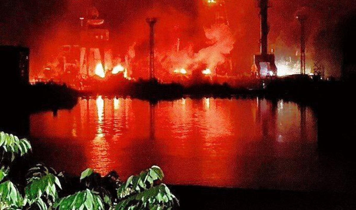Peale raketirünnakut Sevastopoli laevaremonditehases puhkenud tulekahju