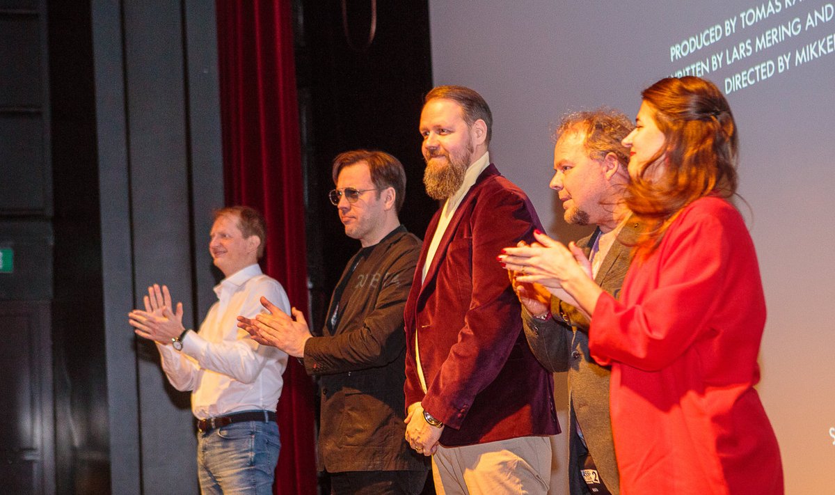 Filmitegijad (vasakult) Kristjan Taska, Mait Malmsten, Henry Kõrvits, Ago Anderson ja Evelin Penttilä vastasid saarlaste aplausile omapoolse tänuga.