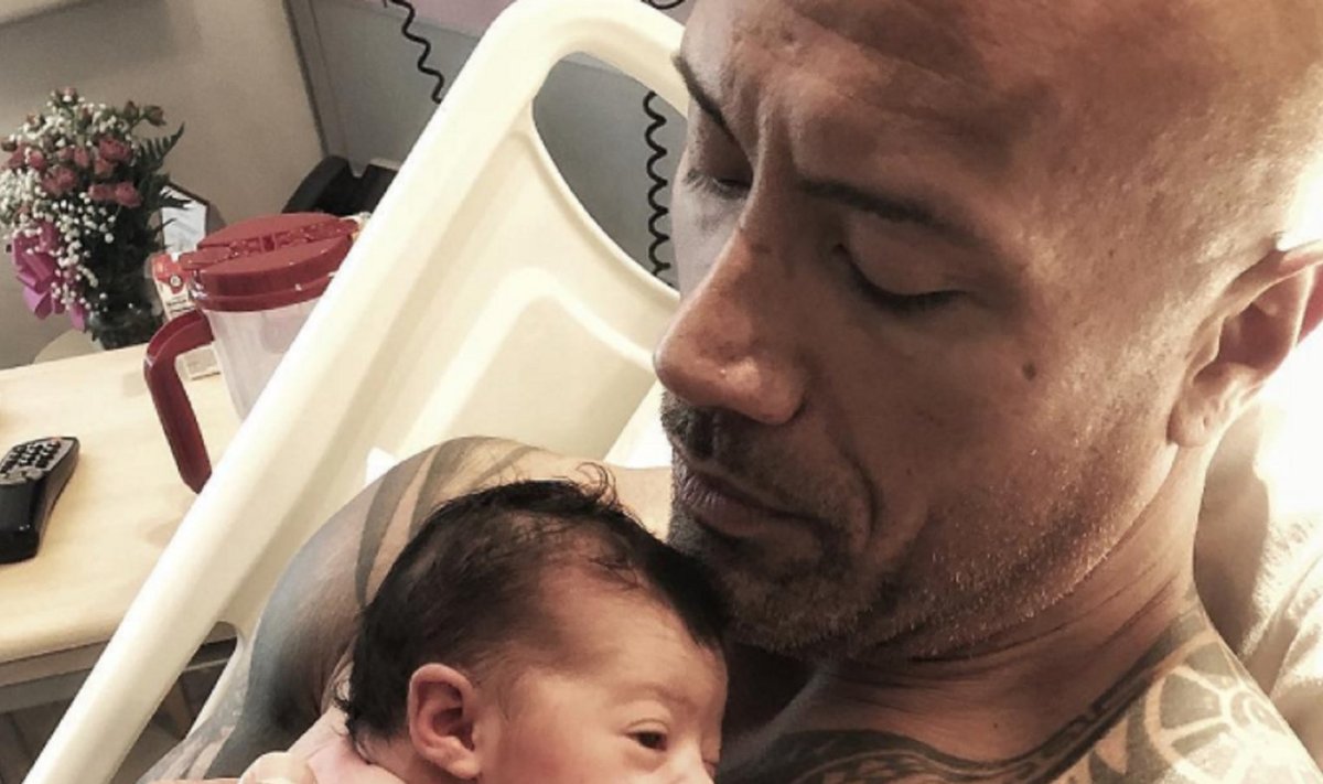 Dwayne Johnson jagas Instagramis pilti oma vastsündinud tütrest Tiana Gia Johnson.