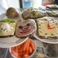 ВИДЕО DELFI: Буфетчица Антонина радует детей необычными бутербродами и ладит с эстонским коллективом