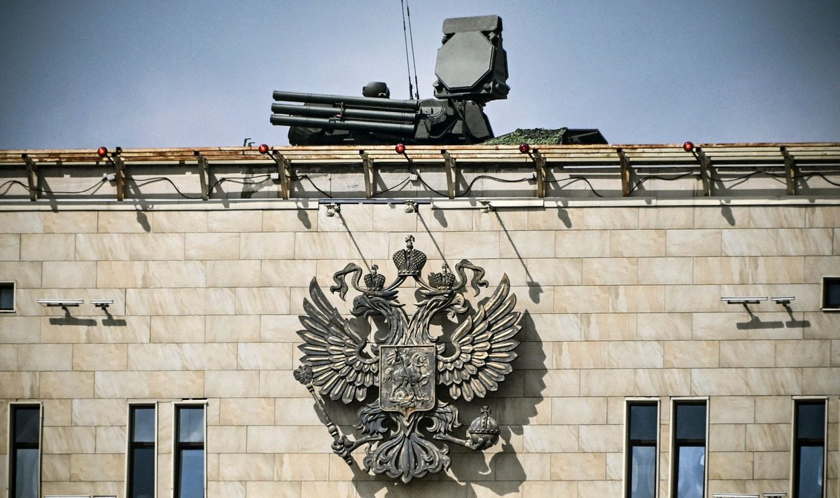ISTUB JA OOTAB: Vene õhukaitsesüsteem Pantsir S-1, mis asub Moskvas kaitseministeeriumi hoonekompleksi katusel. Pilt on tehtud neljapäeval, 3. augustil