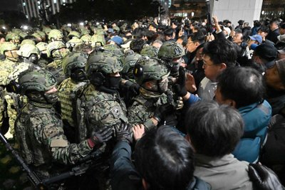 Protestijad seisid Lõuna-Korea rahvusassamblee ees vastamisi sõduritega.