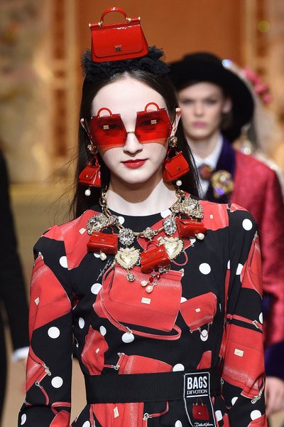 Dolce &amp; Gabbana on värviliste prilli-klaaside moe pea peale pööranud: ninale võib toetada lausa kohvrid!