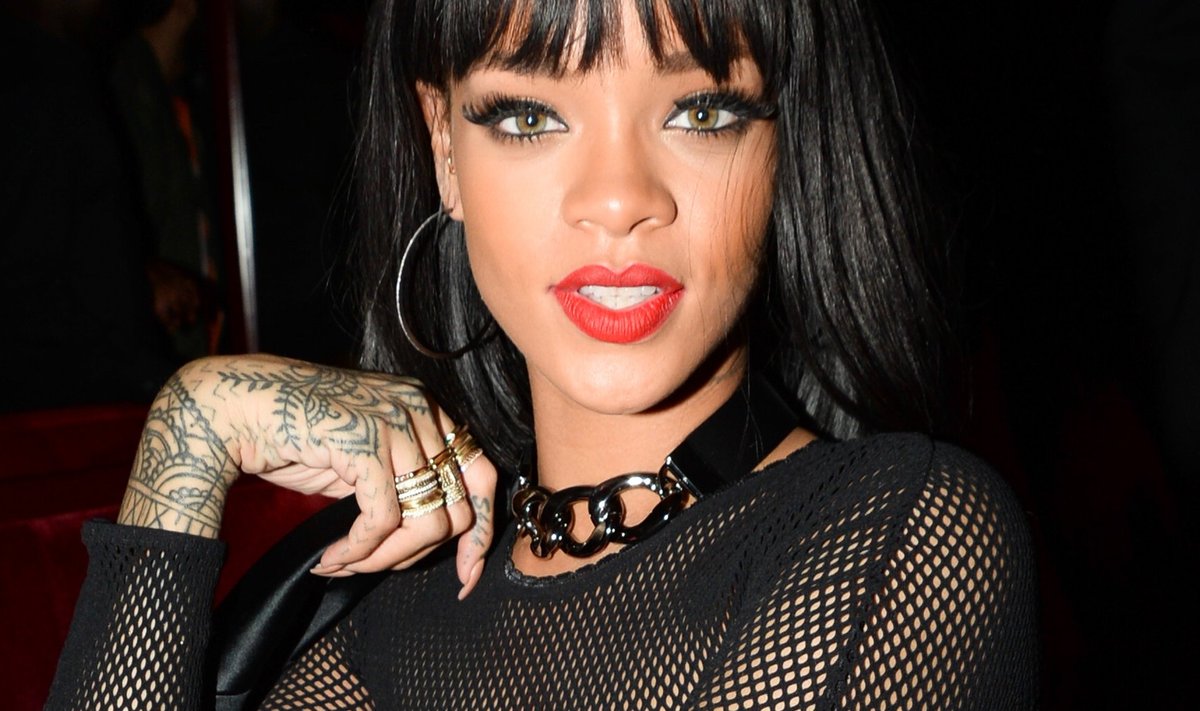 Rihanna paljastav Pariisis käik