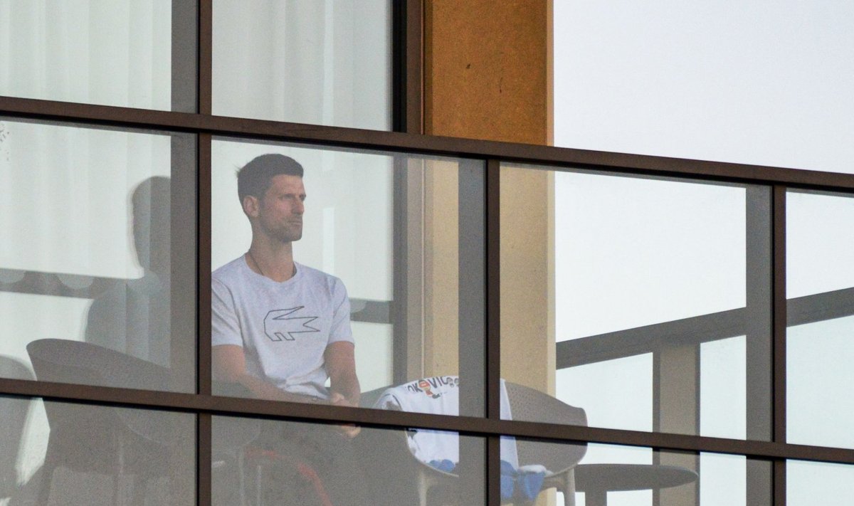Novak Djokovic oma Adelaide'i hotelli rõdul.