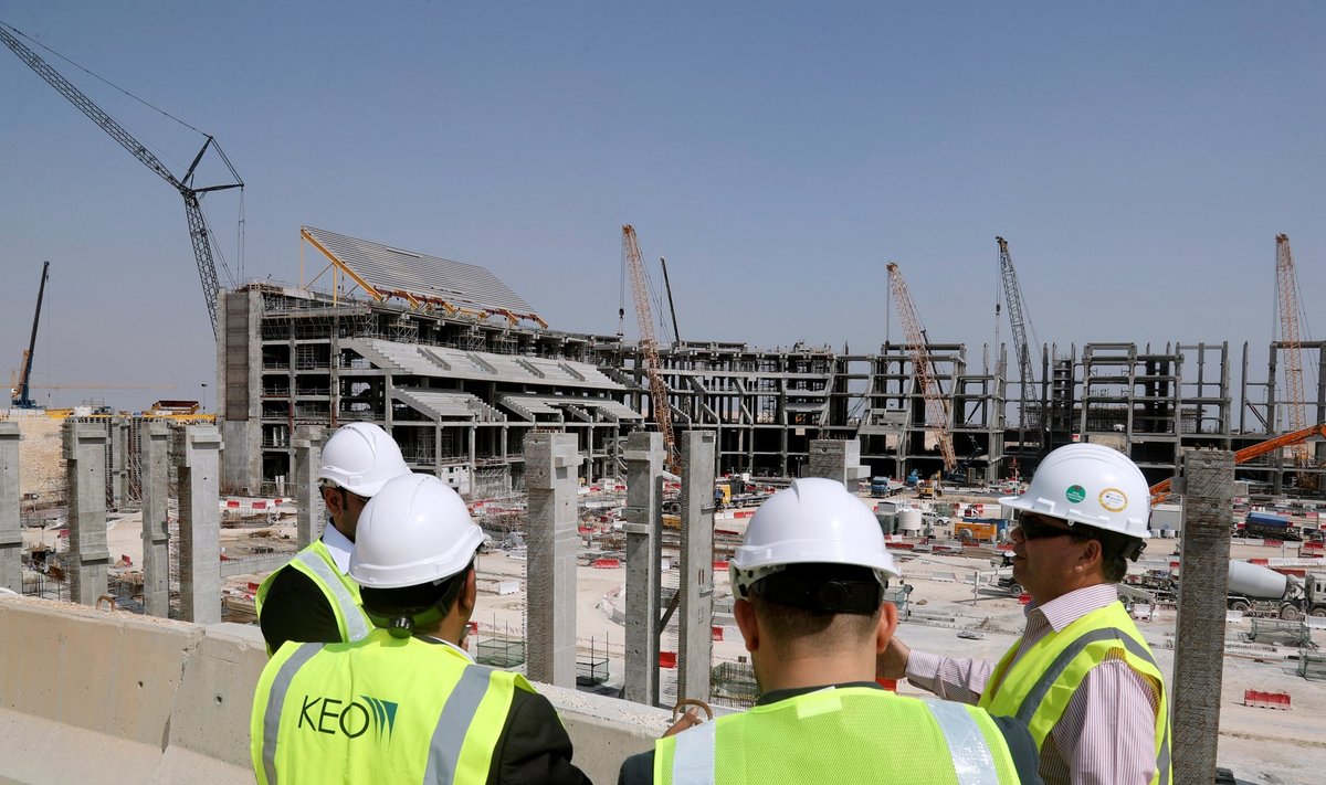 On prognoositud, et kui Katar saab valmis oma suurehitised 2022. aasta jalgpalli MM-iks, on nendel hukkunud juba 4000 ehitajat. Pildil ehitustööd Al-Khori linnas Al-Bayti staadionil