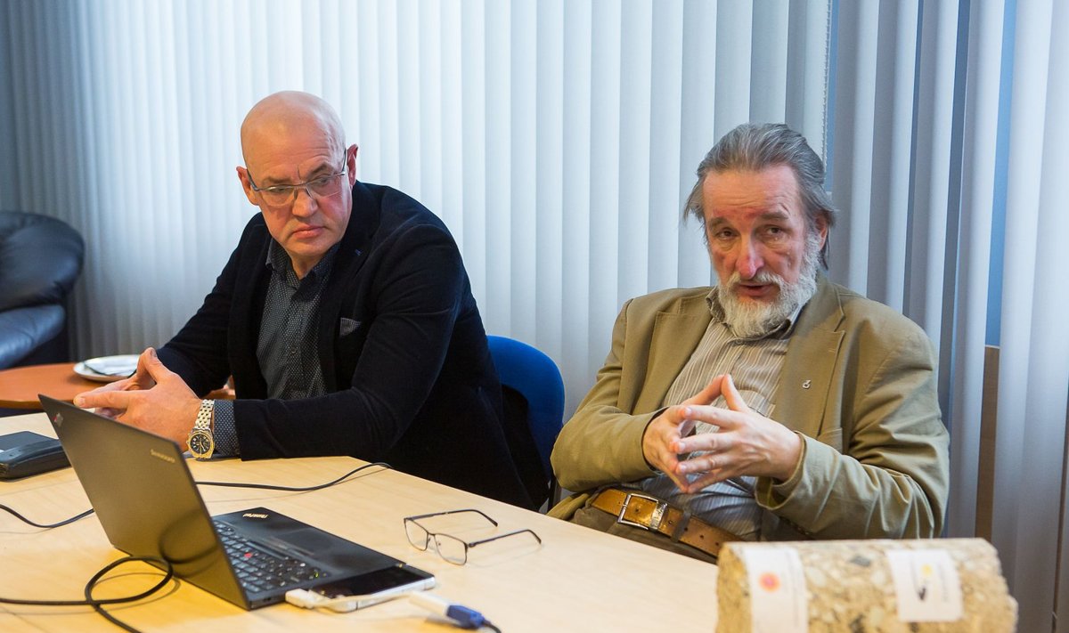 Kohtumisel tutvustasid uut tehnoloogiat teehoolduses Kaido Randalu (vasakul), keda konsulteeris TTÜ teetehnika lektor Ain Kendra.