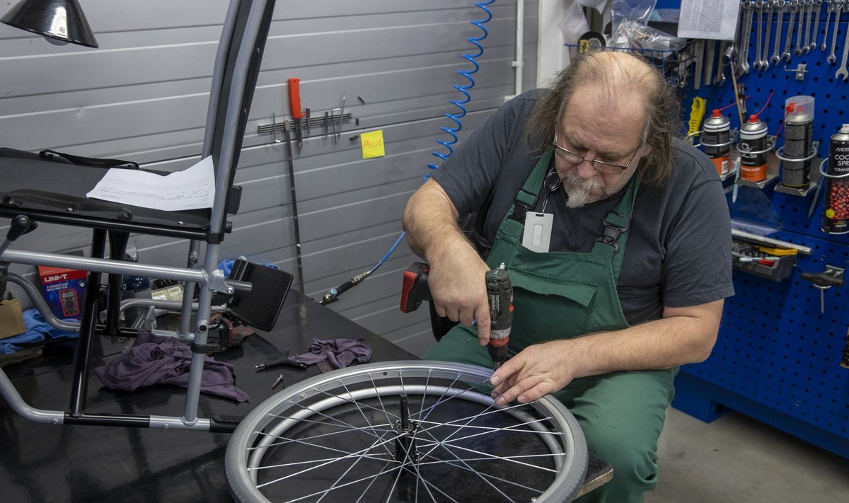 Nii nagu kõik teisedki sõidukid, vajavad ka ratastoolid aeg-ajalt remonti.
