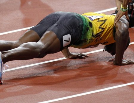 Usain Bolt  teeb finišis kätekõverdusi
