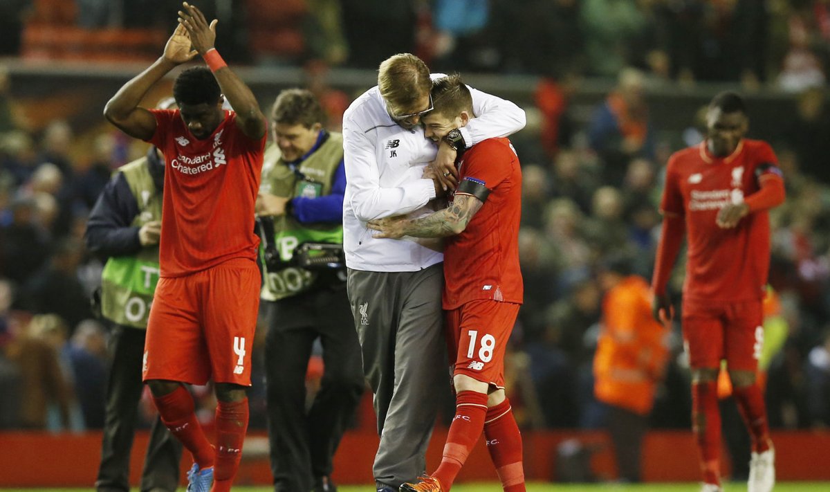 Liverpooli peatreener Jürgen Klopp koos hoolealustega edasipääsu tähistamas
