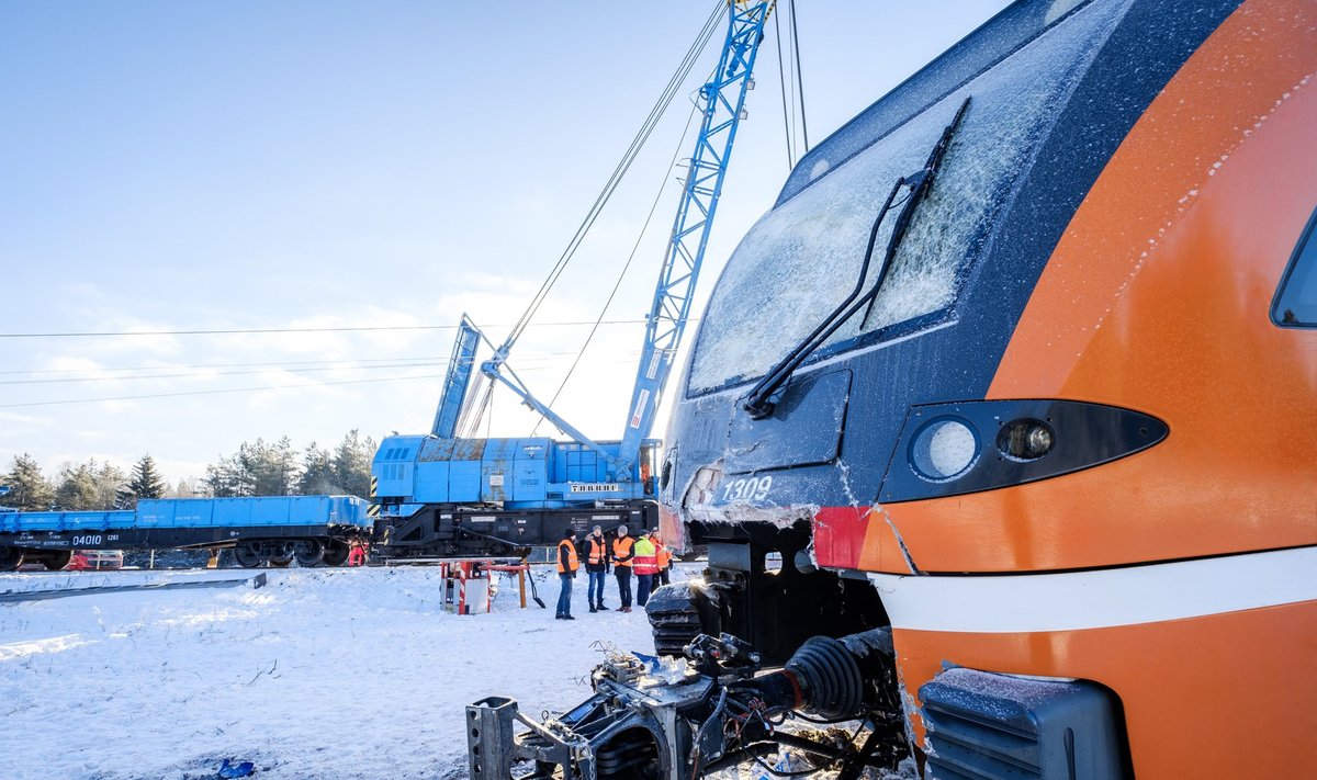 20.02.2018 Kulnas avarii teinud rongi tagasi rööbastele tõstmine järgmisel hommikul.