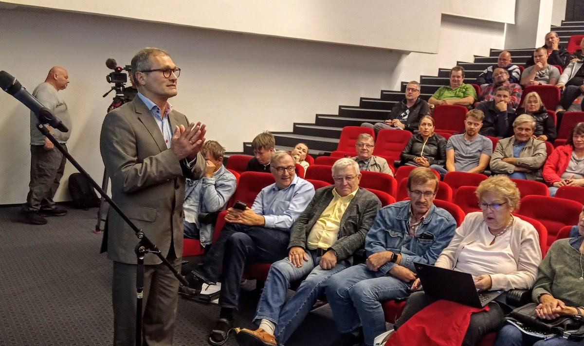 Käremeelseks kiskunud koosoleku moderaatori Siim Roode tegevus ja otseütlemised rahva vähese sõnaõiguse kohta mitte ei rahustanud karjäärivastaseid maha, vaid kütsid hoopis kirgi.