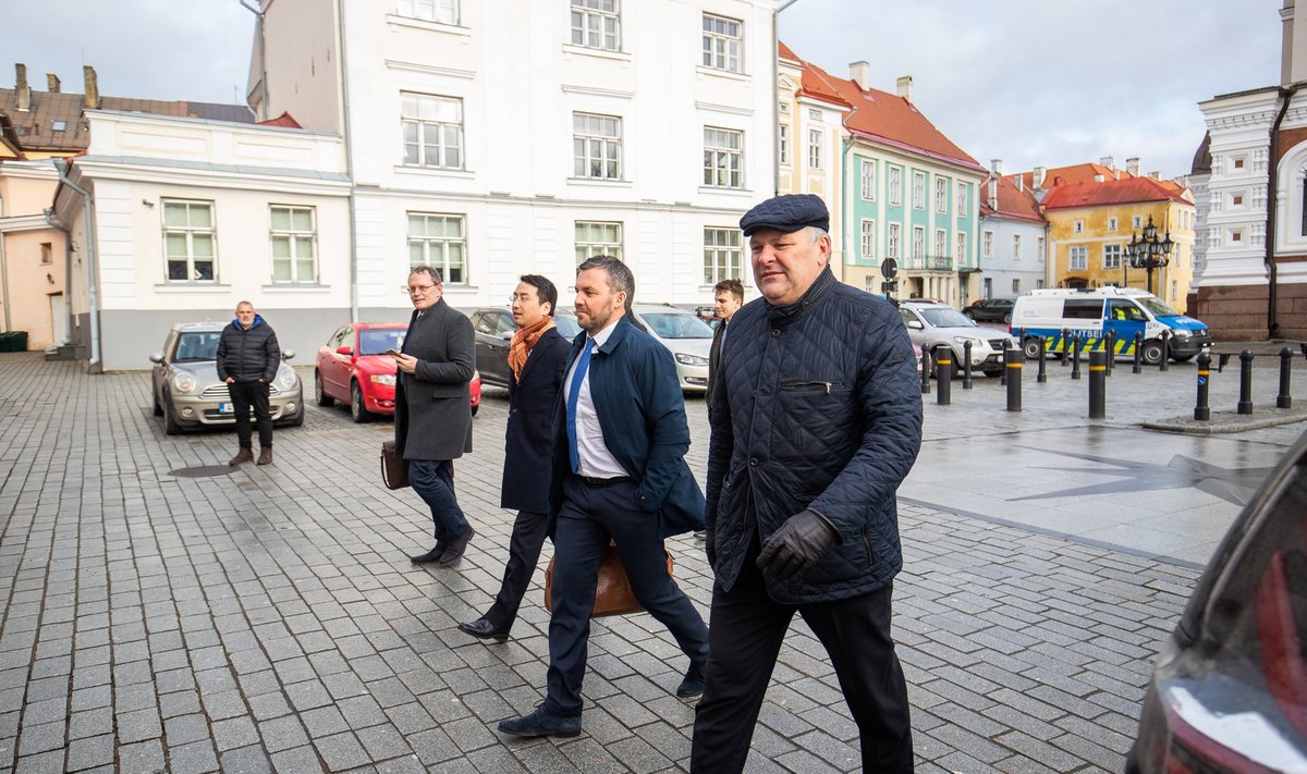 Veebruaris marssisid Huawei esindajad eksminister Marko Pomerantsi (paremal) juhatusel riigikokku.
