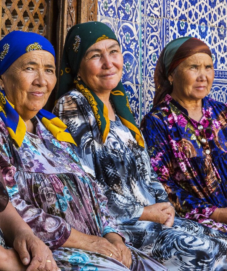 Värvilistes kleitides naised Hiiva linna mošee hoovis.
