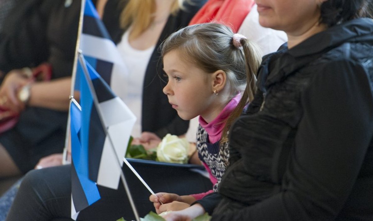 Tänavu on Eesti kodakondsuse saanud rohkem kui 400 isikut, kellest paljud said selle pidulikult mai alguses Toompea lossis toimunud tseremoonial. Muust rahvusest inimeste ja eestlaste sissetuleku vahel on aga suured käärid. 