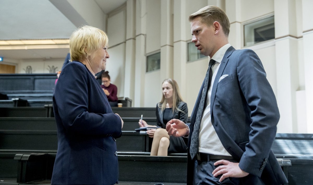 Eilse istungi põhiline vastasseis oli Eesti kohtuekspertiisi instituudi ekspertiisikomisjoni juhi Marika Väli (vasakul) ja Savisaare kaitsja Oliver Nääsi vahel.