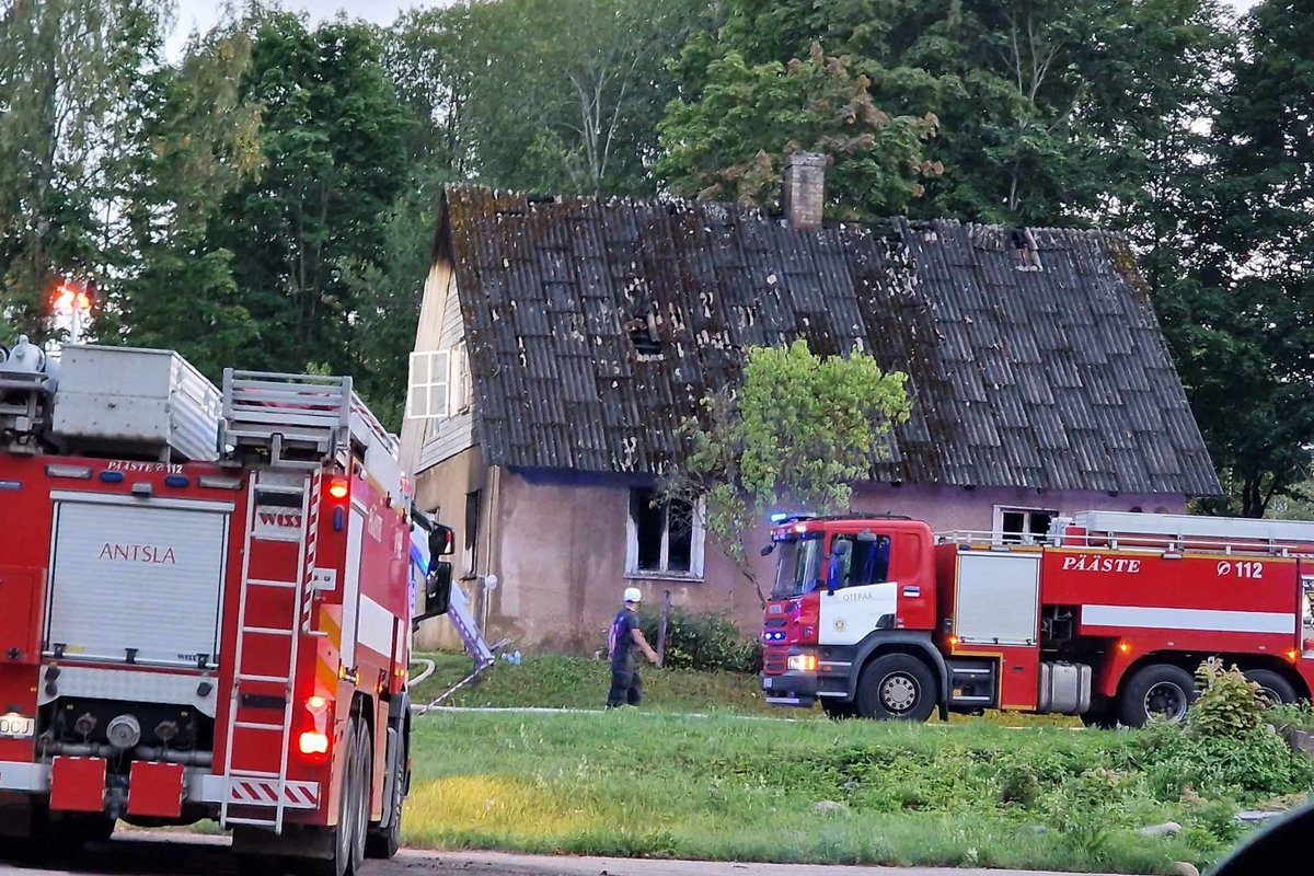 FOTOD | Otepääl põles elumaja, üks inimene sai viga